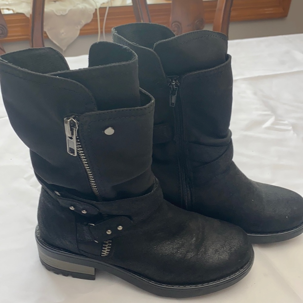 Carlos Santana Comfy zipup boots with belt buckles